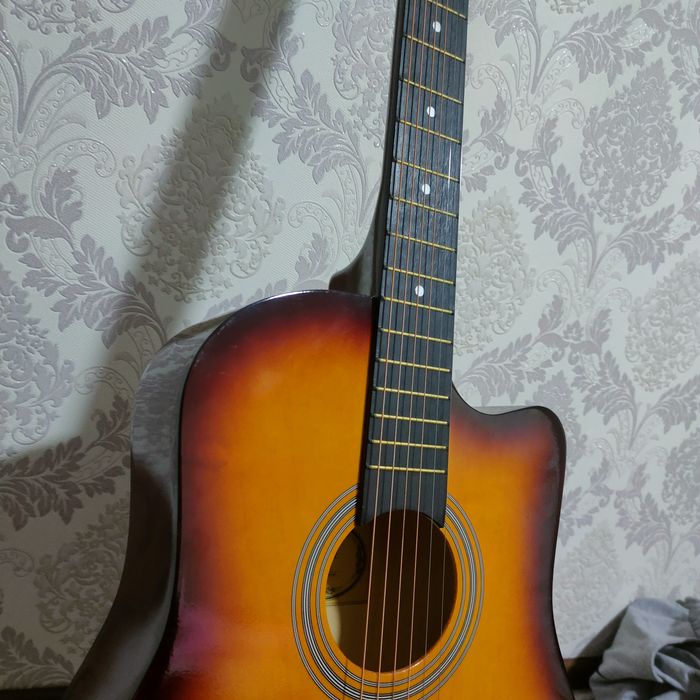 Gitara model 38C srochni sotiladi
