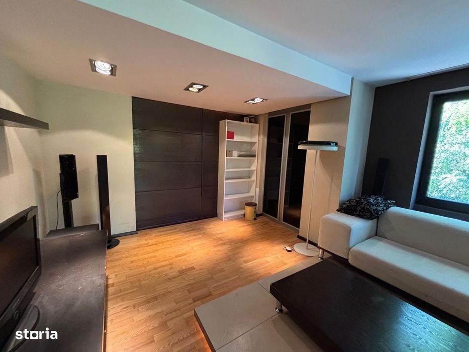 Dau in chirie apartament 3 camere Centru