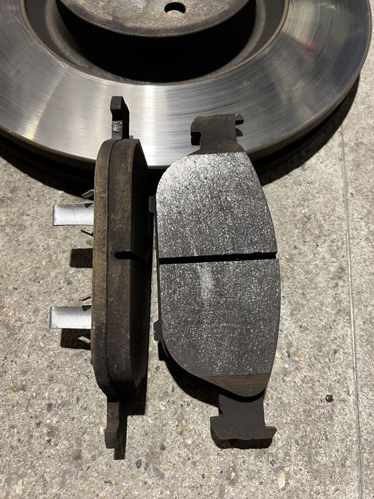 Тормозные диски с колодками Audi A8D4, перед