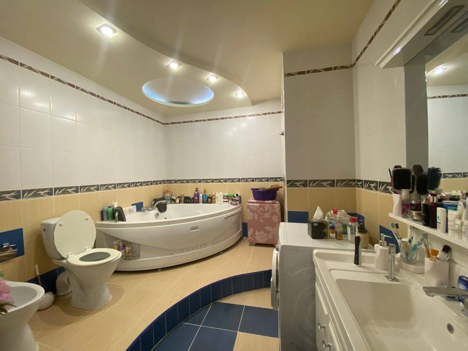 Центр, м. Космонавтов 3/9/12 132 М², 2 с/у, Ц-7