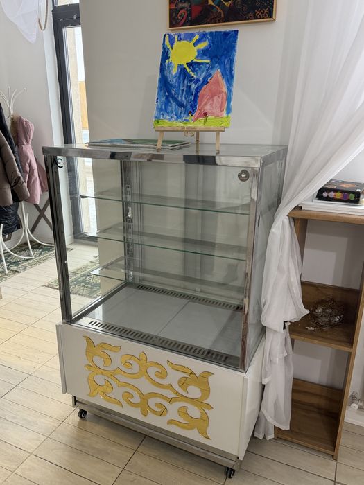 Продам холодильную витрину