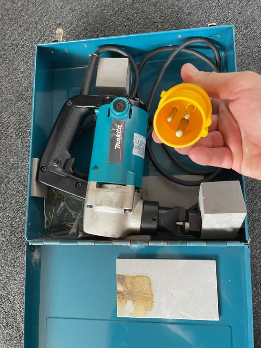 MAKITA JN3200 РЕЗАЧКА за стомана и алуминии с вграден дебеломер 3.2мм