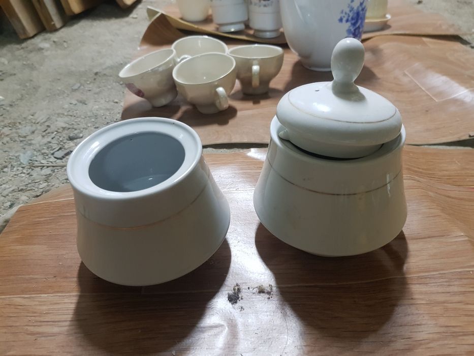 Продам чайники сахарницы молочницу чайники маленькие