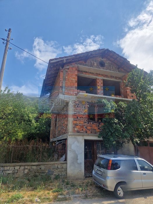 Масивна къща в село Чепино