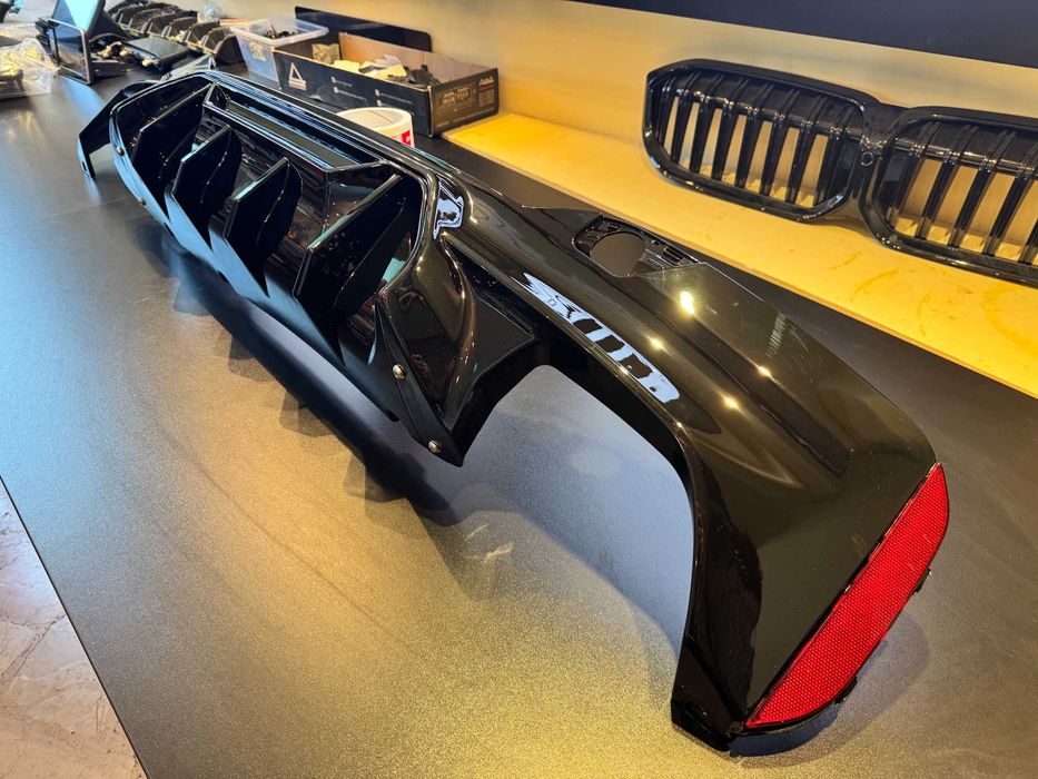 Difuzor Bara Spate - BMW SERIA 5 G30 G31 2017+ M5 Design Negru Lucios