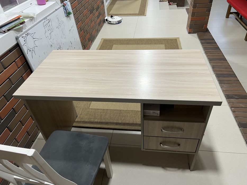 Учеьный стол и полка для книг