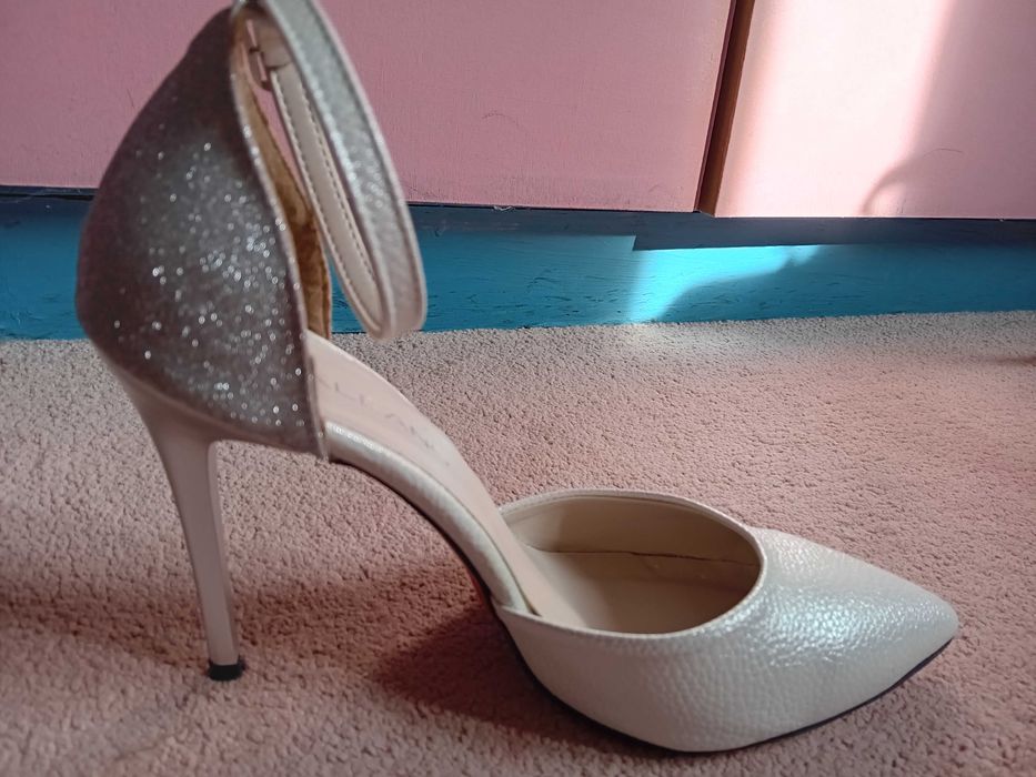 Елегантни летни дамски затворени сандали с тънък висок ток