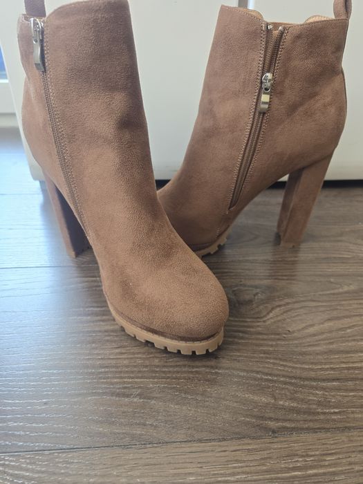 Чисто нови велурени боти