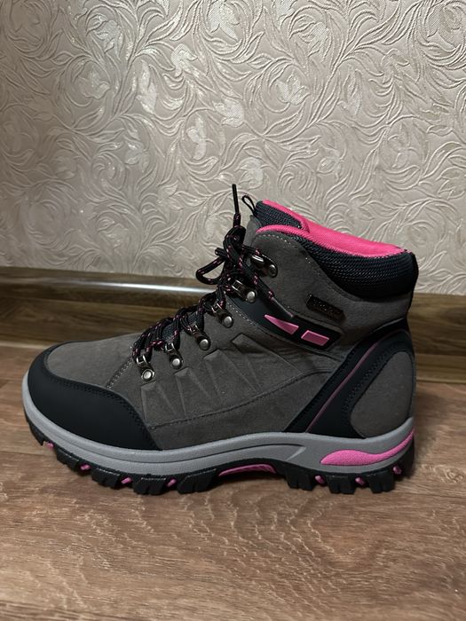 Женские кроссовки