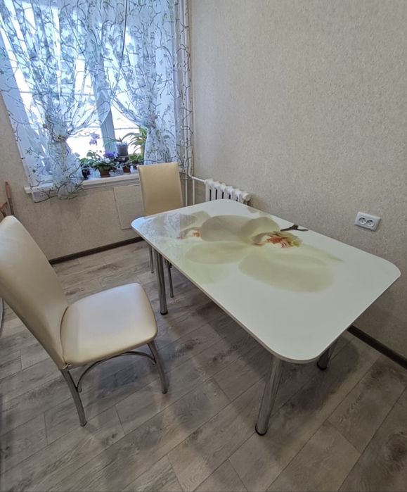 Продам кухонный стол и стулья