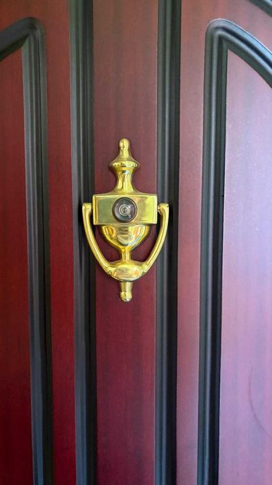 vând urgent ușă metalică de intrare în apartament