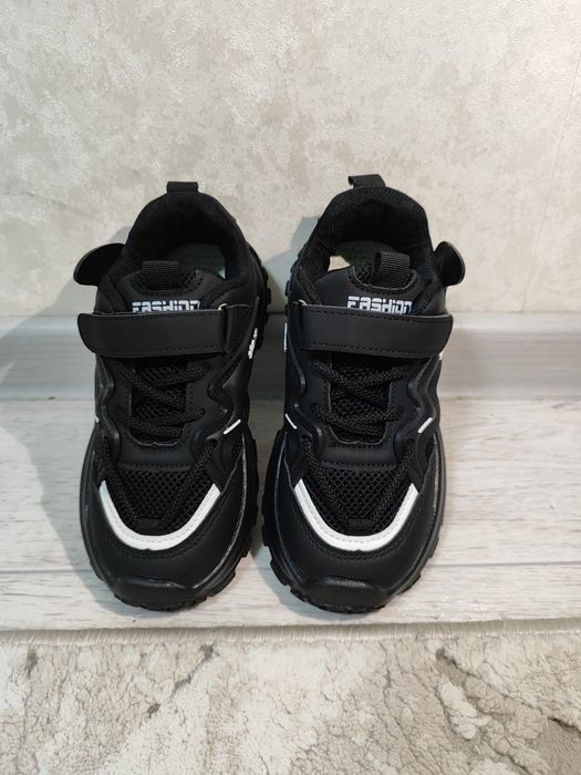 Новые кросовки очень хорошего качества.