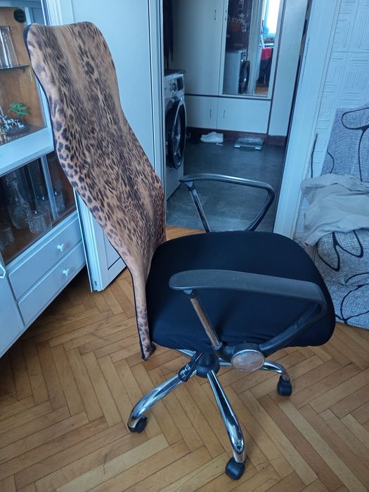 Продавам 3 бр. офис стола,