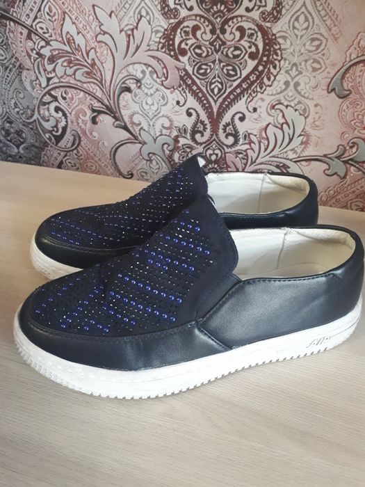 Продам школьные праздничные туфельки на девочку.