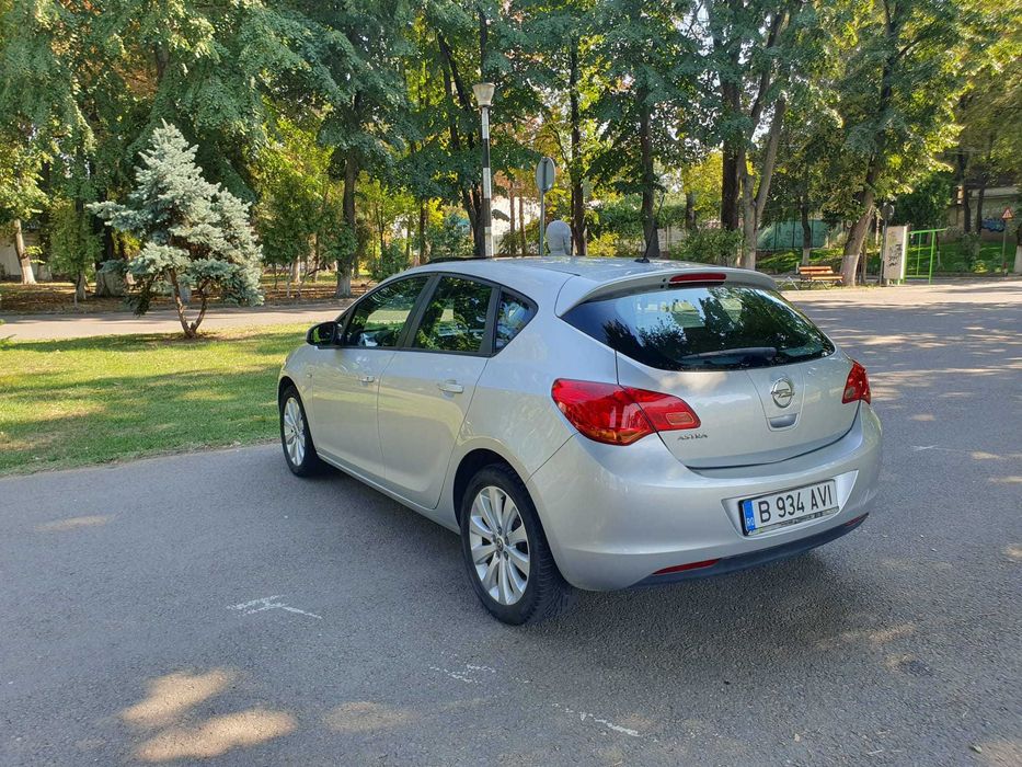 Opel Astra J Hatchback, 2011, 1.6 benzina aspirat, km reali - istoric