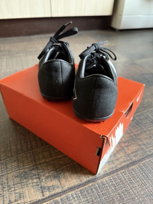 Продавам детски футболни маратонки Nike CR7