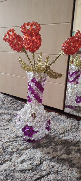 Настольная ваза из бусин с цветами