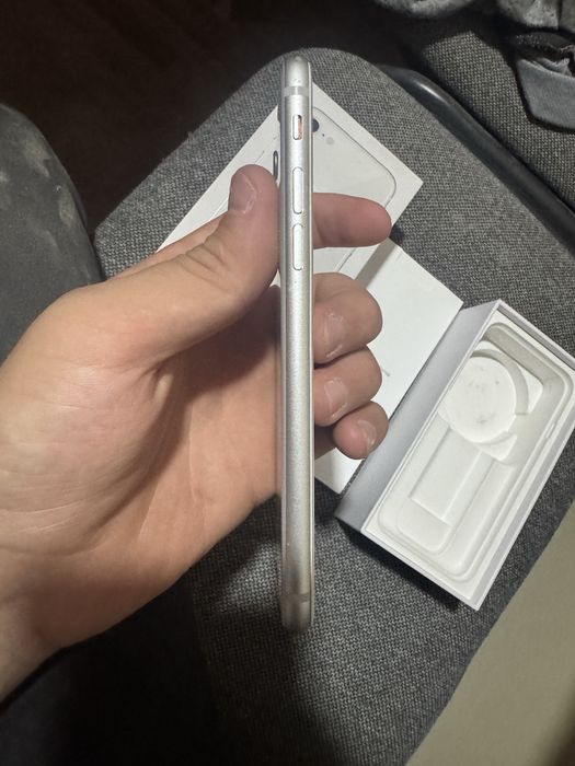 Продам iPhone 8