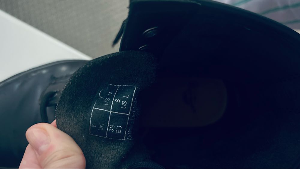Dr. Martens Номер 39 боти