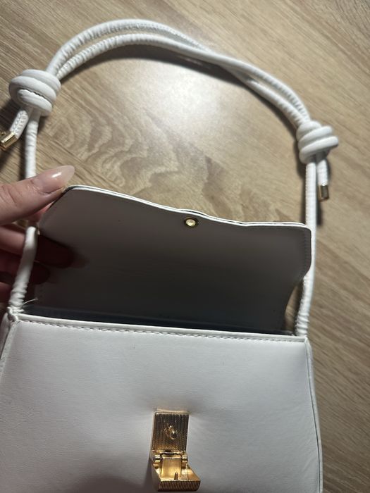 Елегантна малка бяла чанта с ефектна златна закопчалка – нова