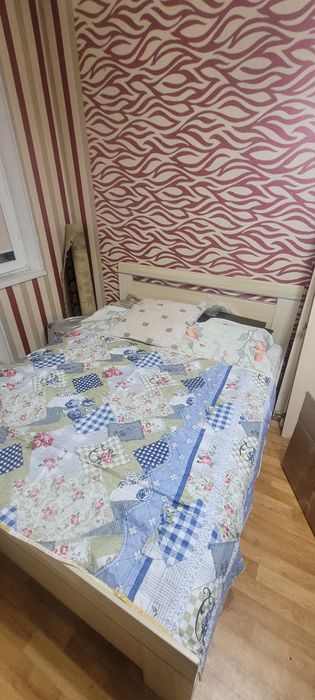 Кровать и комод  с зеркало