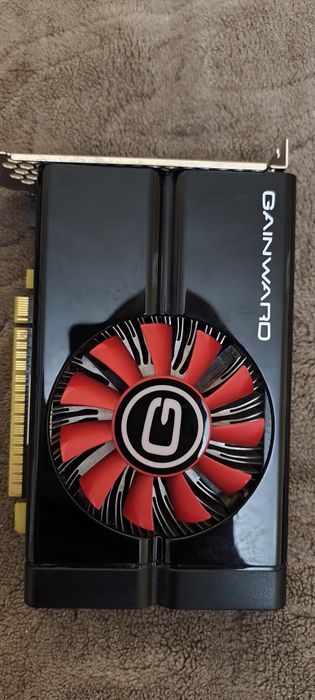 Kit placă de bază cu procesor, placă video și sursă.