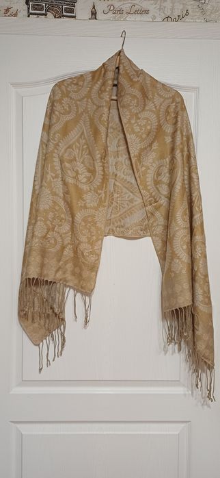 Два броя дамски  шала