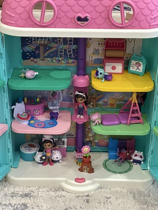 Casuta de papusi Gabby Dollhouse cu 23 figurine extra