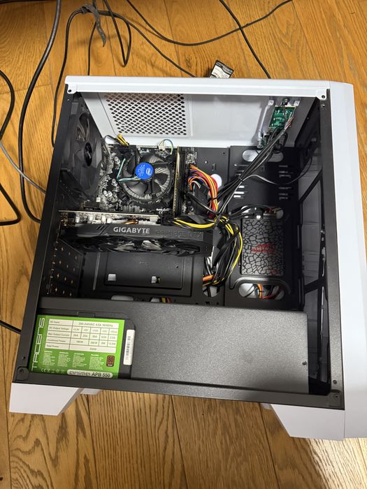 Vand PC de Gaming (Sistem,calculator,unitate)