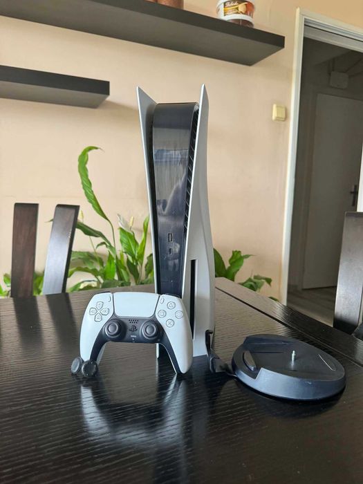 Продавам PlayStation 5 (PS5) комплект с контролер, кабели, кутия и игри