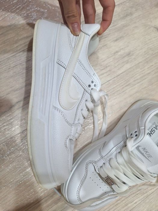 Продам новые кросовки, обувала пару раз, 36 размер. За 6500 торг