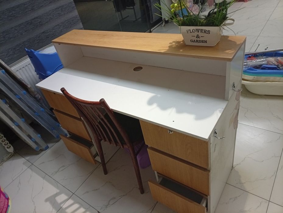 Kiyim kechak magazin uchun polkalar, vishelkalar va mebellar sotiladi