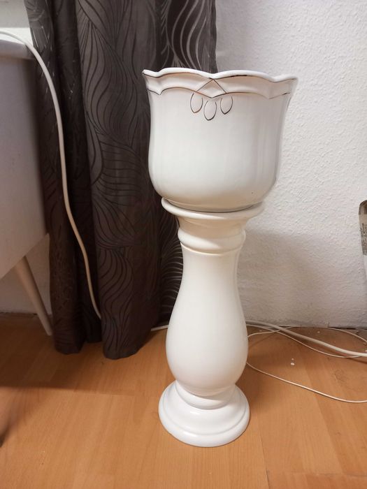 Кашпа с конзола в комплект