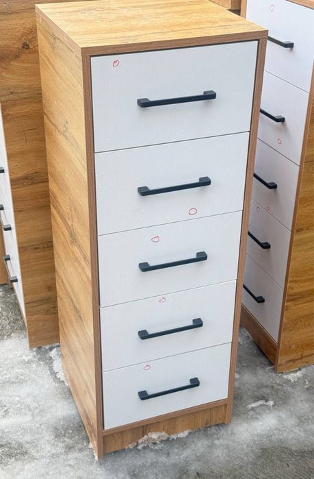 Комод с пятью ящиками из ЛДСП