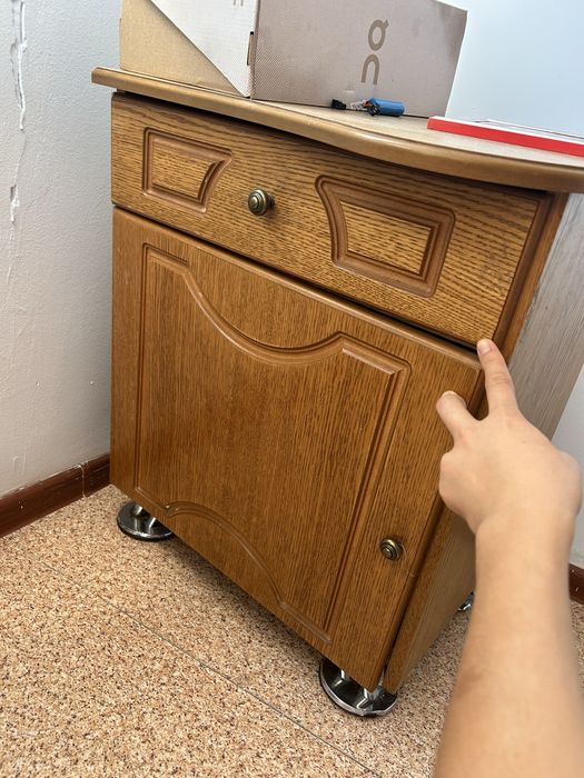 Тумбочка аяғы сынып тұр. Тегін