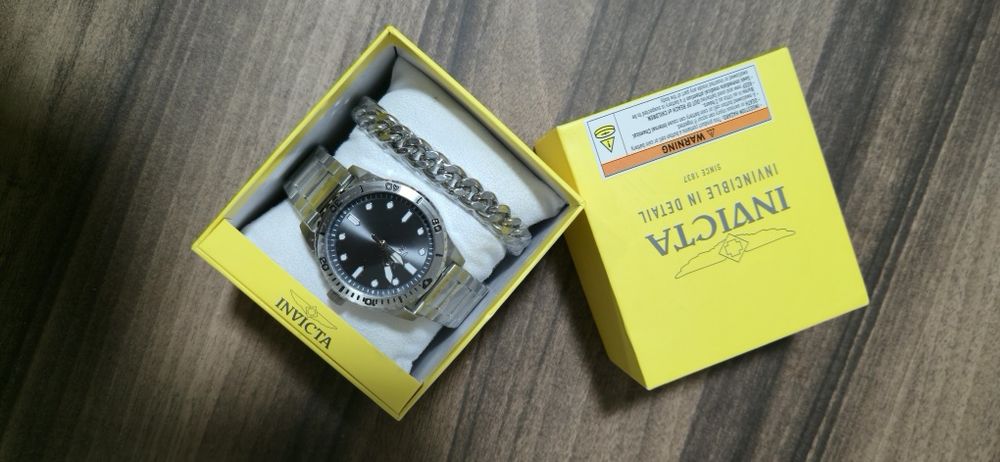 Чисто нов Мъжки часовник Invicta + мъжка гривна. Оригинален.