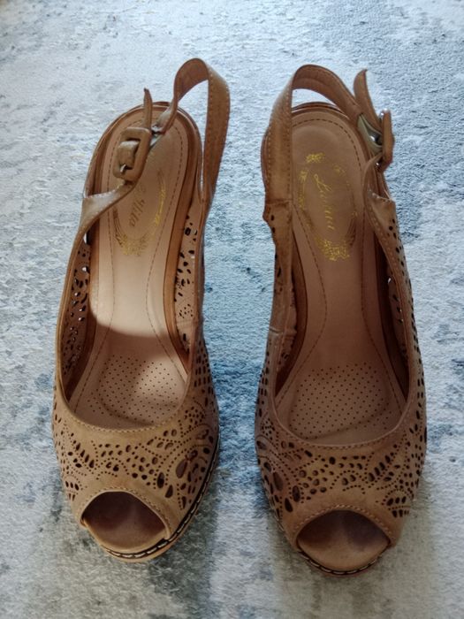 Продам женские босоножки