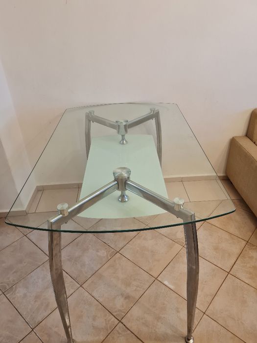 Стъклена трапезарна маса