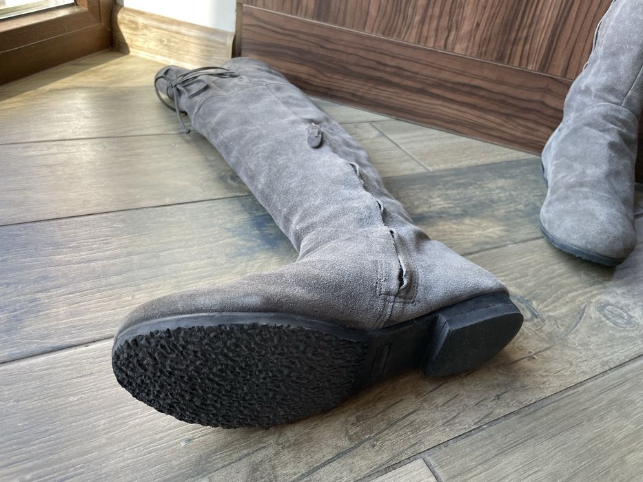 Велурени ботуши с връзки над коляното