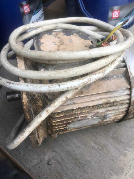 Продаётся Электродвигатель от советской тестомешалки, 3 кВт. Вал 24мм.