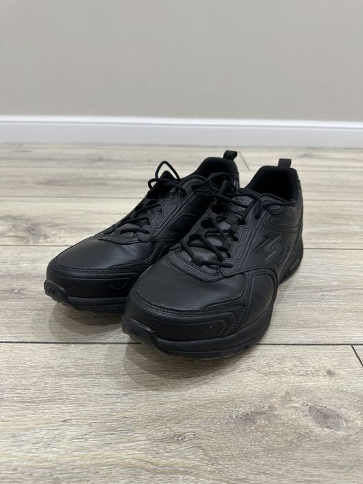 Черные кроссовки Skechers