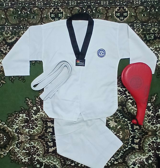 Taekwondo uchun forma va lapa.