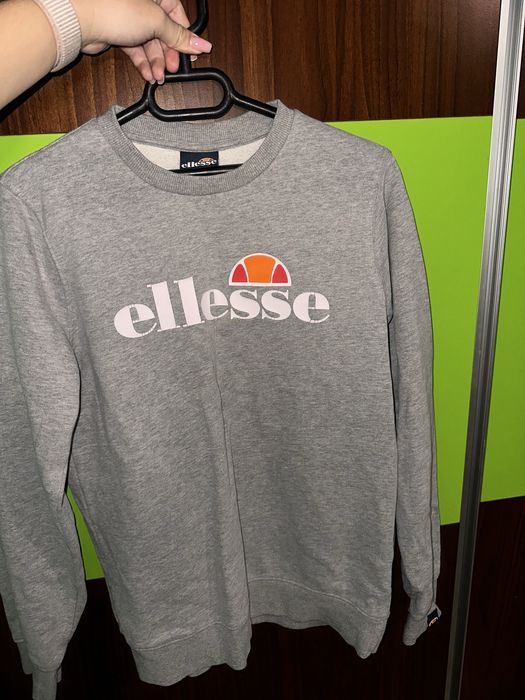 Дамски дрехи  – горнища, спортна рокля и тениска