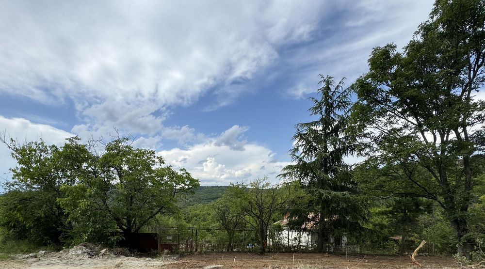 Просторен парцел с къща в землището на село Люляк с ток и вода