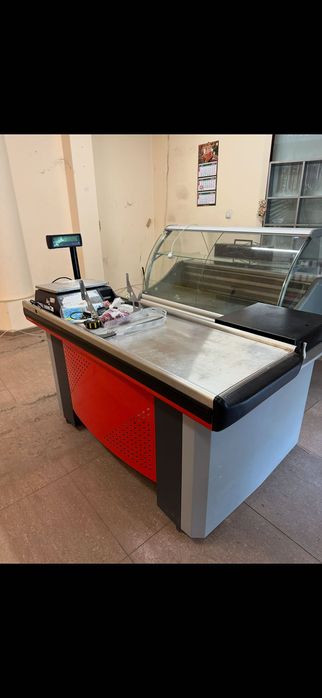 Хладилна витрина, касова маса, грозят