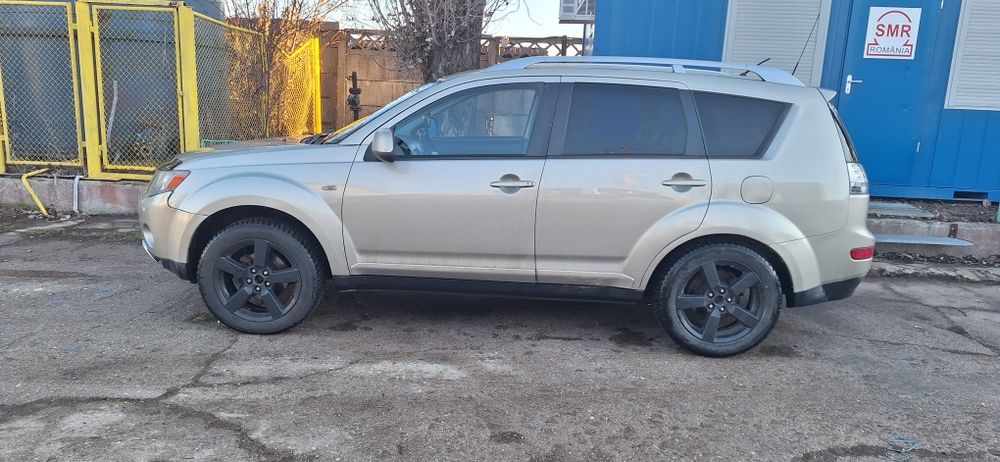Vând Mitsubishi Outlander