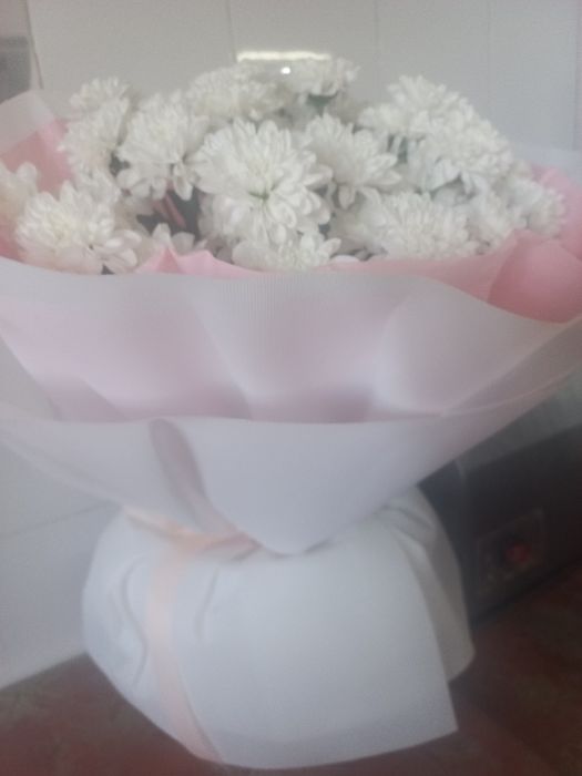 Нежный букет белых хризантем