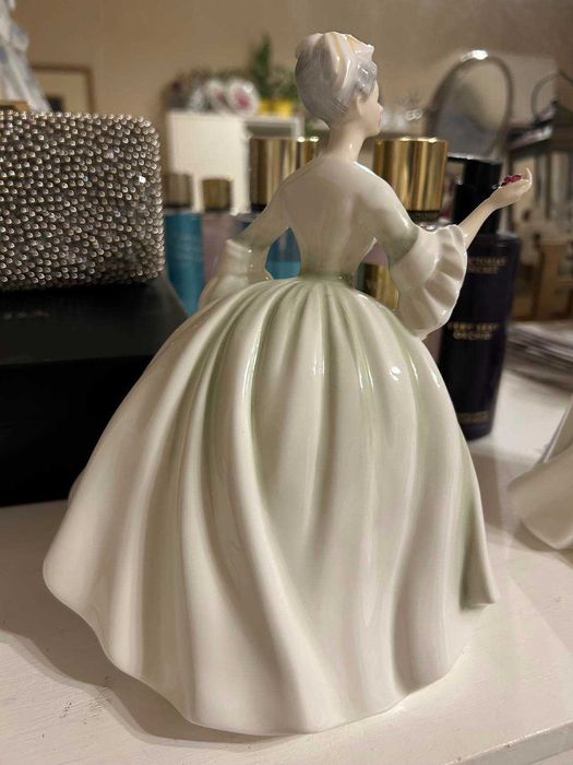 Порцеланова фигура на ROYAL DOULTON - Diana.