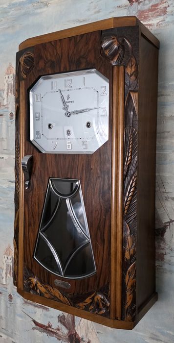 Настенные четвертные часы с боем.