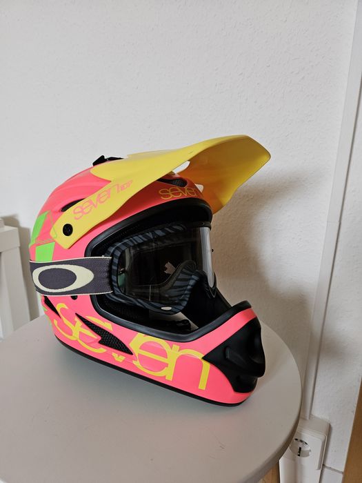 Downhill/Mtb каска плюс Oakley очила